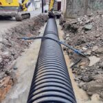 Rikthehet normaliteti në fshatin Mlik pas përmbytjeve Fshati Mlik ka përjetuar përmbytje pas bllokimit të urës dhe gy…