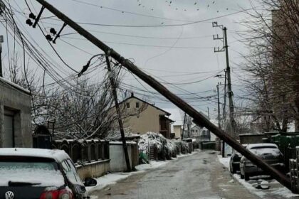 Urušeni električni stub u Prizrenskom okrugu Novog života je obustavljen samo žicama!