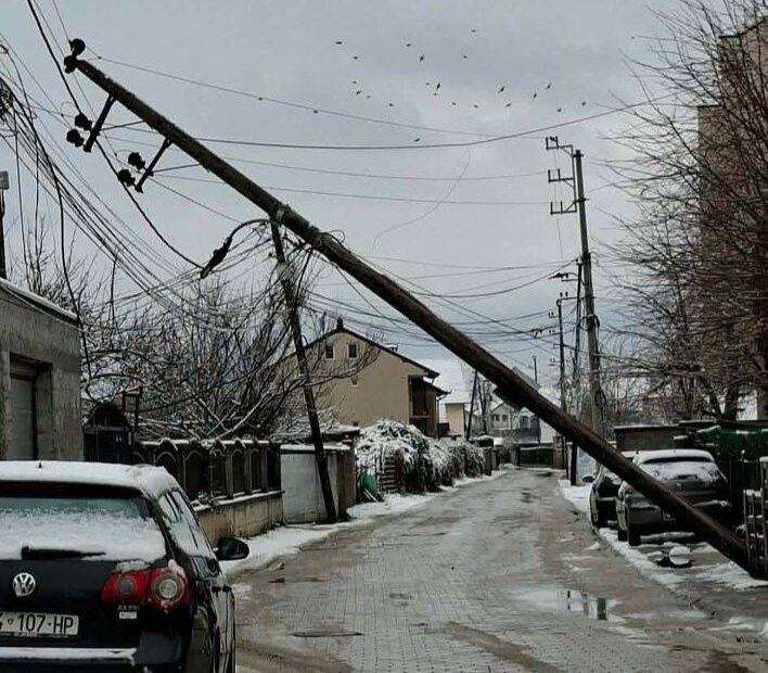 Urušeni električni stub u Prizrenskom okrugu Novog života je obustavljen samo žicama!