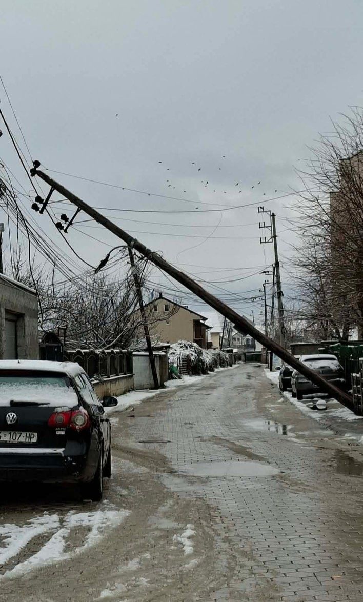Urušeni električni stub u Prizrenskom okrugu Novog života je obustavljen samo žicama!
