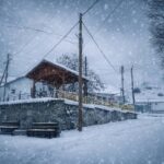 Dimri ka mbuluar fshatin Brod me bardhësi.