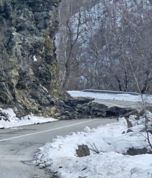 Zemljište klizi u osu Globočice Kruševo, blokirani put na teritoriji opštine Dragaš, u Glove ulici…