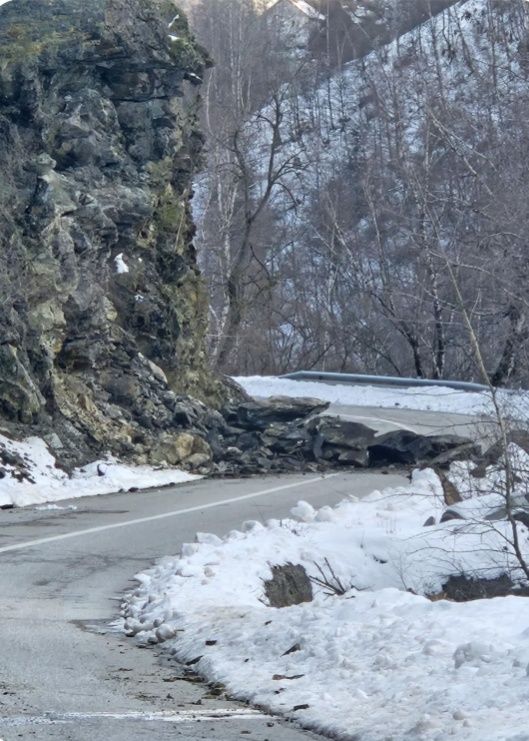 Zemljište klizi u osu Globočice Kruševo, blokirani put na teritoriji opštine Dragaš, u Glove ulici…