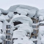 ❄️ Pamje spektakolare nga Kamçatkë: Stuhia e borës mbulon qytetin me deri 10 metra dëborë Pamjet që po qarkullojnë nu…