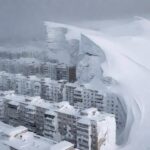 ❄️ Pamje spektakolare nga Kamçatkë: Stuhia e borës mbulon qytetin me deri 10 metra dëborë Pamjet që po qarkullojnë nu…