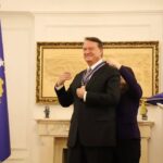 Presidentja Osmani dekoron Hasan Arat me “Medaljen Presidenciale të Meritave” Presidentja e Republikës së Kosovës, Vj…