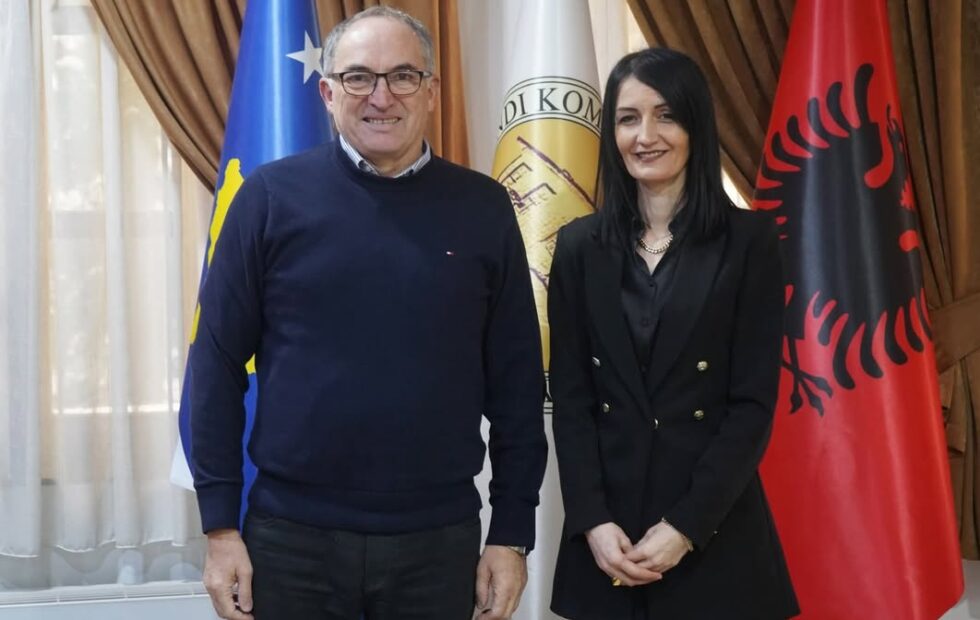 Šaćir Totaj imenuje Samru Ilijasina za izvršnog direktora inspektora u Prizrenu, šefa opštine Prizren, Šakira Tota…