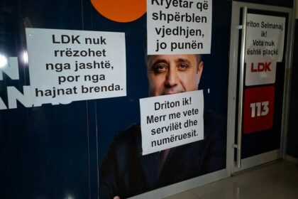 Aktivisti DSK prenose simboličnu akciju ispred stranačke kancelarije u Prizrenu grupa aktivista Demokratske lige…