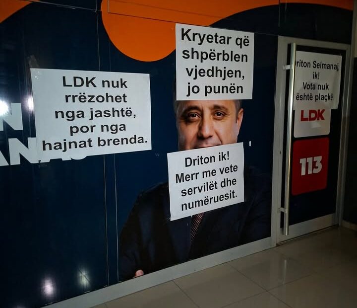 Aktivisti DSK prenose simboličnu akciju ispred stranačke kancelarije u Prizrenu grupa aktivista Demokratske lige…