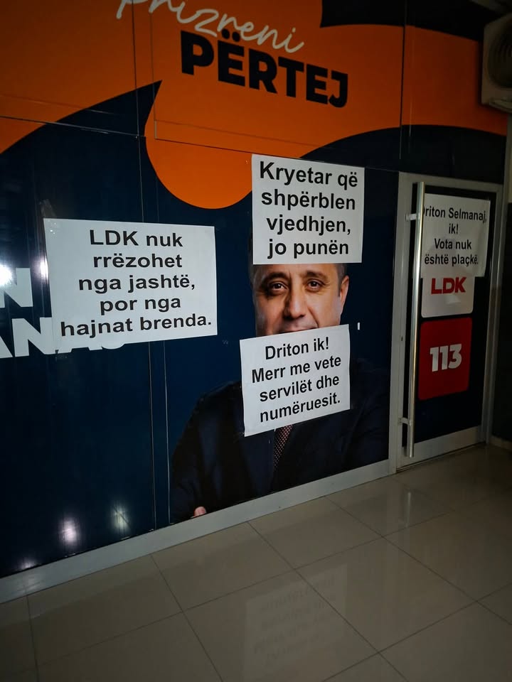 Aktivisti DSK prenose simboličnu akciju ispred stranačke kancelarije u Prizrenu grupa aktivista Demokratske lige…