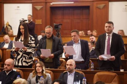 Četiri nova člana Prizrenske opštinske skupštine zaklinju se na prvoj redovnoj sednici Skupštine opštine P…