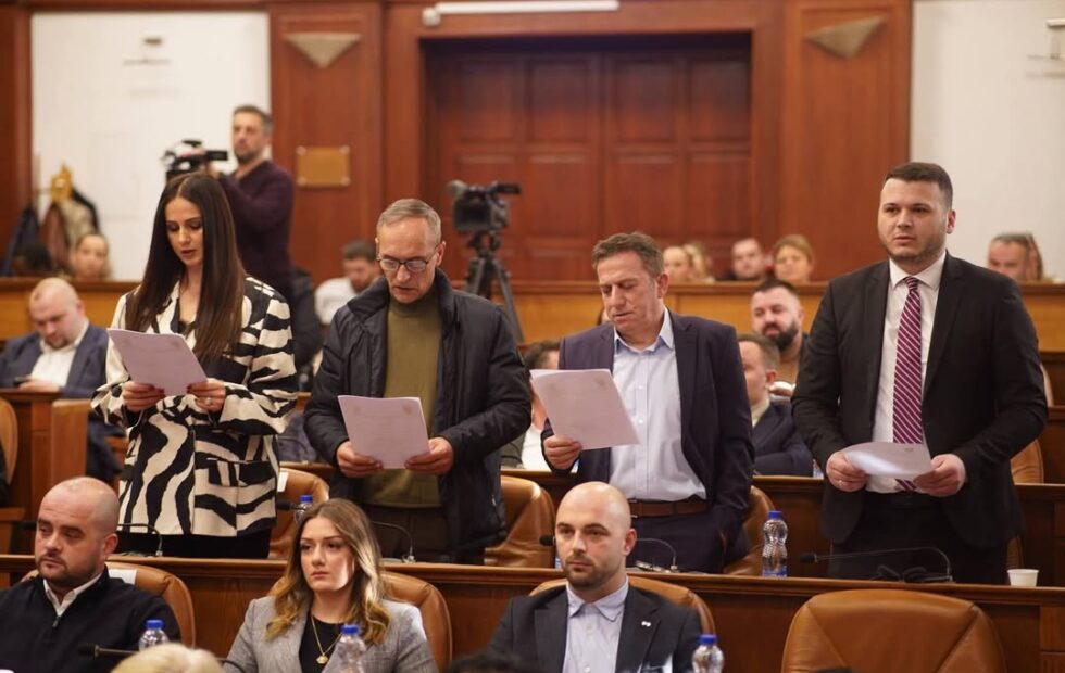 Četiri nova člana Prizrenske opštinske skupštine zaklinju se na prvoj redovnoj sednici Skupštine opštine P…