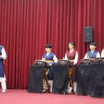 Nxënës nga Koreja sjellin shfaqje kulturore mbresëlënëse në Dragash Sot, në Shtëpinë e Kulturës “Abdurrahman Gërdella…