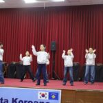 Nxënës nga Koreja sjellin shfaqje kulturore mbresëlënëse në Dragash Sot, në Shtëpinë e Kulturës “Abdurrahman Gërdella…