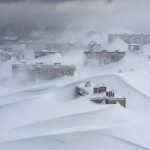 ❄️ Pamje spektakolare nga Kamçatkë: Stuhia e borës mbulon qytetin me deri 10 metra dëborë Pamjet që po qarkullojnë nu…