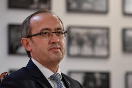 Avdulah Hoti najavljuje kandidaturu za predsednika DSK, bivšeg kosovskog premijera Avdulaha Hotija, saopštio je da će…