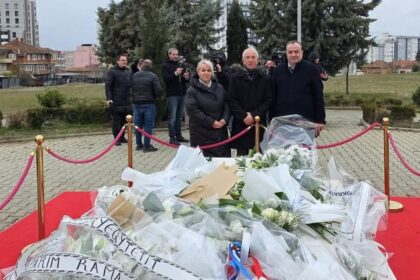 Gradonačelnik Kšedini odaje počast na 20. godišnjicu smrti predsednika Ibrahima Rugove opštine Dragaš…