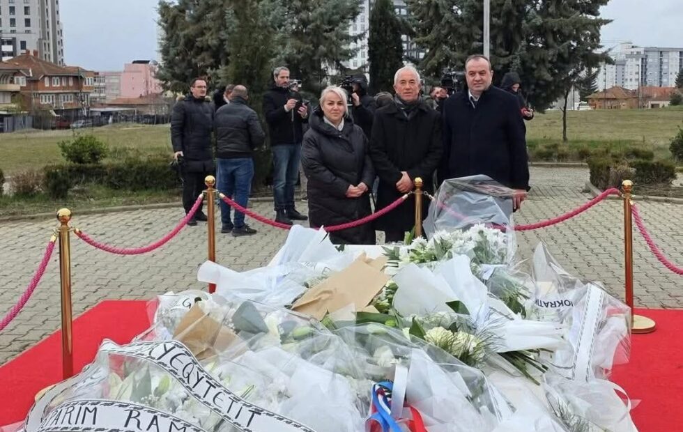 Gradonačelnik Kšedini odaje počast na 20. godišnjicu smrti predsednika Ibrahima Rugove opštine Dragaš…