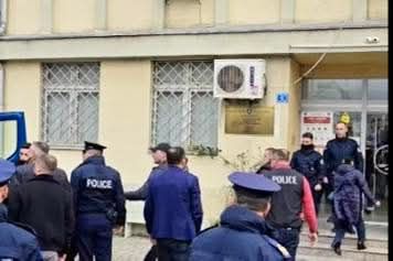 Manipulacija glasanjem u Prizrenu: Sud odredio pritvor za 23 osumnjičena u Ustavnom sudu u Prizrenu imenovao je ma…