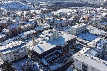 Puše mi sneg na ulicama, donose mi robu iz detinjstva.