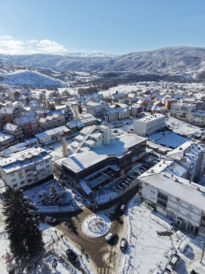 Puše mi sneg na ulicama, donose mi robu iz detinjstva.