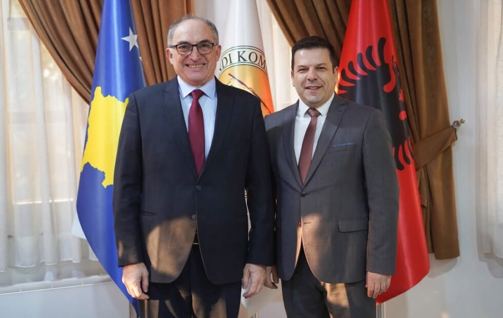 Upravni tim opštine Prizren završava sa gospodinom.