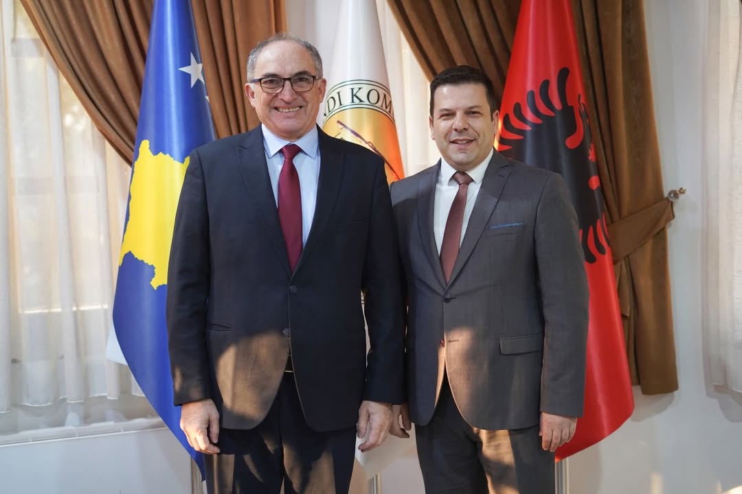 Upravni tim opštine Prizren završava sa gospodinom.