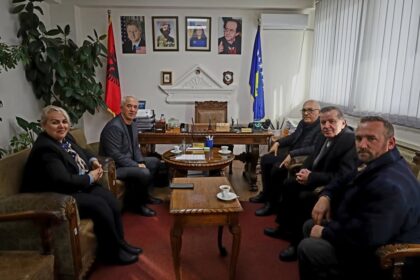 Gradonačelnik Kšeladin je danas ugostio predstavnike zdravstvenih sindikata, na dužnosti gradonačelnika opštine Dragaš…