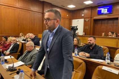 Bajram Kastrati iz redova Demokratskog saveza Kosova (DSK) položio je danas zakletvu kao najnoviji član Skupštine …