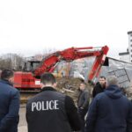 Digjet ekskavatori në Mitrovicë, Peci: Nuk do të ketë paqe me krimin Një ekskavator i njërës prej kompanive të kontra…