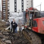 Digjet ekskavatori në Mitrovicë, Peci: Nuk do të ketë paqe me krimin Një ekskavator i njërës prej kompanive të kontra…