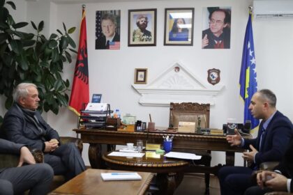 Geladin i njegovi saradnici domaćini sastanka predstavnika opštine OEBS Dragaš pozdravili su danas delegaciju…