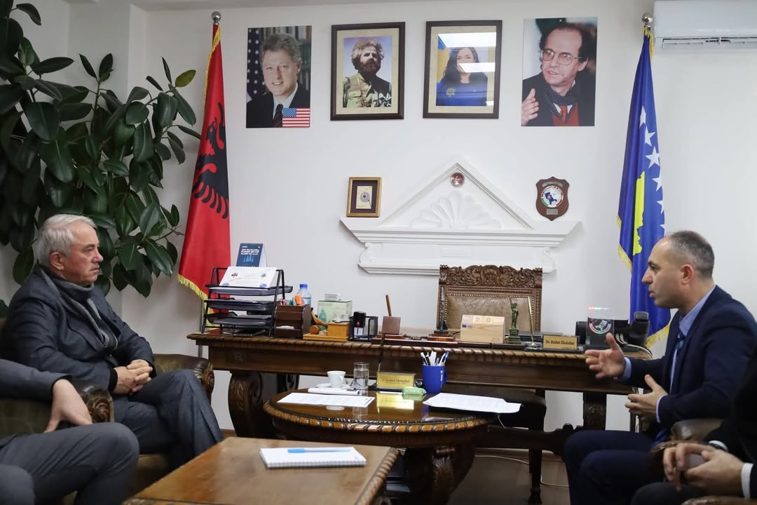 Geladin i njegovi saradnici domaćini sastanka predstavnika opštine OEBS Dragaš pozdravili su danas delegaciju…