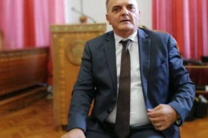 Berišaj priznaje tužiocu da mu je za konsultacije platio beogradski ambasador GEN-a za Kosovo u Hrvatskoj,…