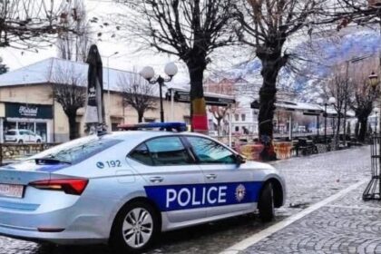 Četvorica maloletnika su stavili osobu u kola i naneli mu povrede, sumnja se da je on motiv Kosovske policije.