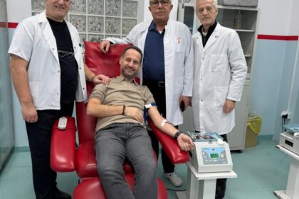 Onkolog Ilir Kurtiši donira krv pacijentima u Prizrenskoj bolnici: Humanizam je ljudski dežurni lekar Ilir…