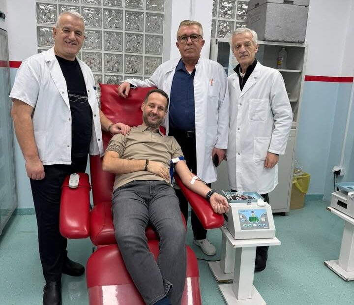 Onkolog Ilir Kurtiši donira krv pacijentima u Prizrenskoj bolnici: Humanizam je ljudski dežurni lekar Ilir…