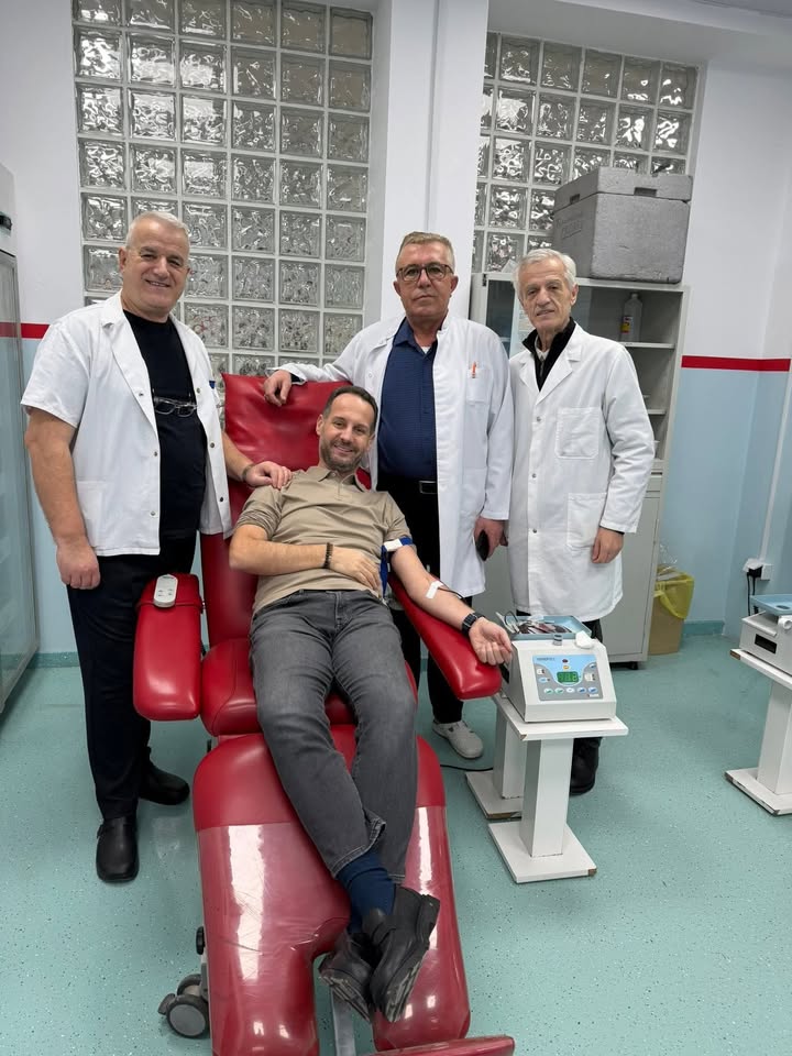 Onkolog Ilir Kurtiši donira krv pacijentima u Prizrenskoj bolnici: Humanizam je ljudski dežurni lekar Ilir…