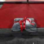 Qebe dhe qirinj si “dhuratë” për Kurtin, Rinia e PDK-së me aksion simbolik për rrymën para Qeverisë Prishtinë, 31 jan…