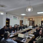 AVOKO organizon tryezë diskutimi për mbështetjen e nxënësve me inteligjencë të jashtëzakonshme në Dragash Në zyrat e …