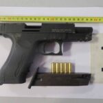 Të shtëna me armë zjarri pranë një shkolle në Gjonaj – Policia arreston të dyshuarin dhe sekuestron armën Policia e K…