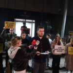 Žene i sveće kao poklone Kurtiju, omladini PDK sa simboličnom akcijom na potoku pred prištinskom vladom, 31 su…