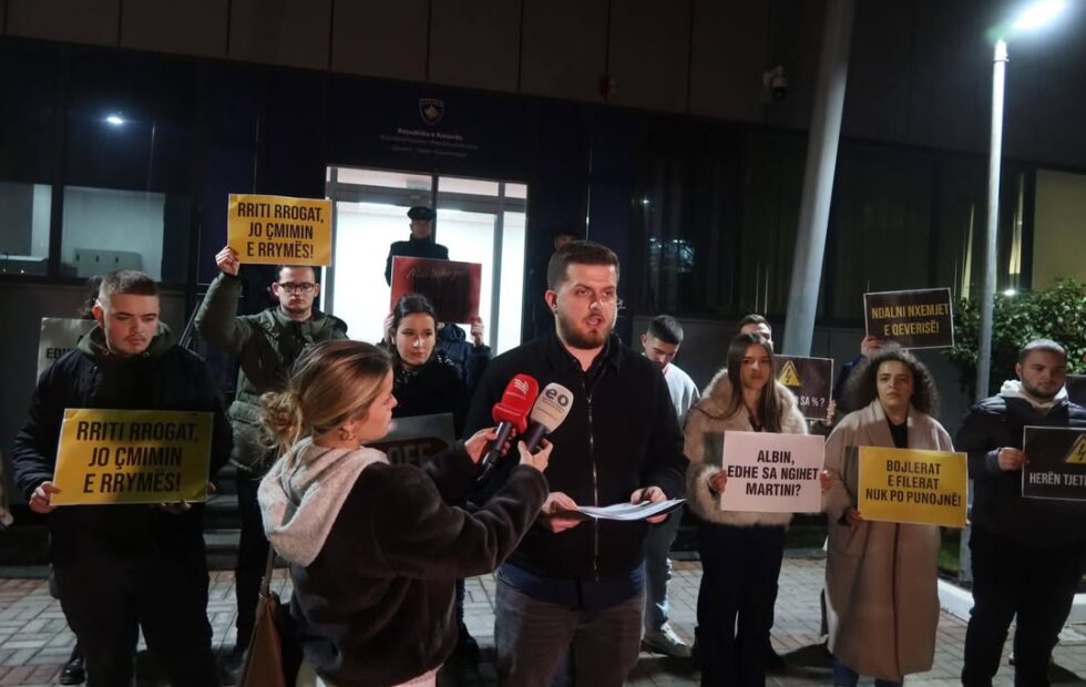 Žene i sveće kao poklone Kurtiju, omladini PDK sa simboličnom akcijom na potoku pred prištinskom vladom, 31 su…