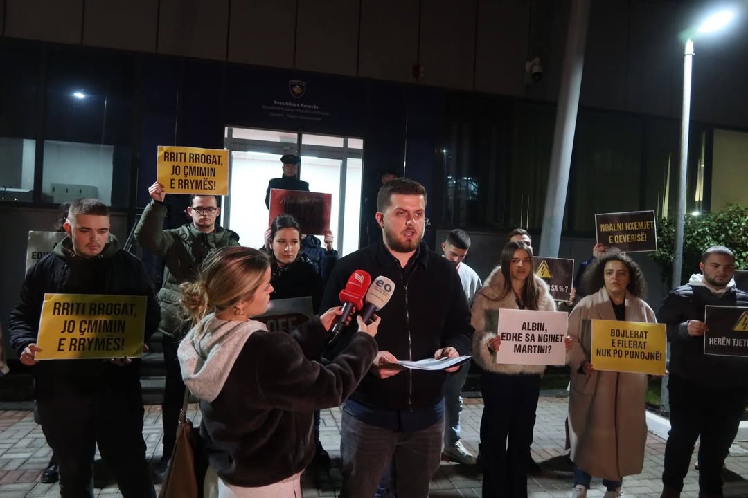 Žene i sveće kao poklone Kurtiju, omladini PDK sa simboličnom akcijom na potoku pred prištinskom vladom, 31 su…