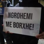 Qebe dhe qirinj si “dhuratë” për Kurtin, Rinia e PDK-së me aksion simbolik për rrymën para Qeverisë Prishtinë, 31 jan…