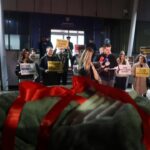 Qebe dhe qirinj si “dhuratë” për Kurtin, Rinia e PDK-së me aksion simbolik për rrymën para Qeverisë Prishtinë, 31 jan…