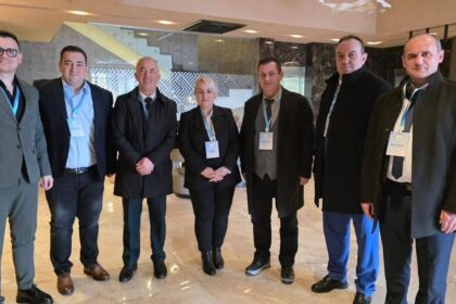 Delegati iz Dragašija objavljuju fotografije iz Skupštine DSK, gde se očekuje da će odlučiti da li da odobre ili ne podnesu ostavku…