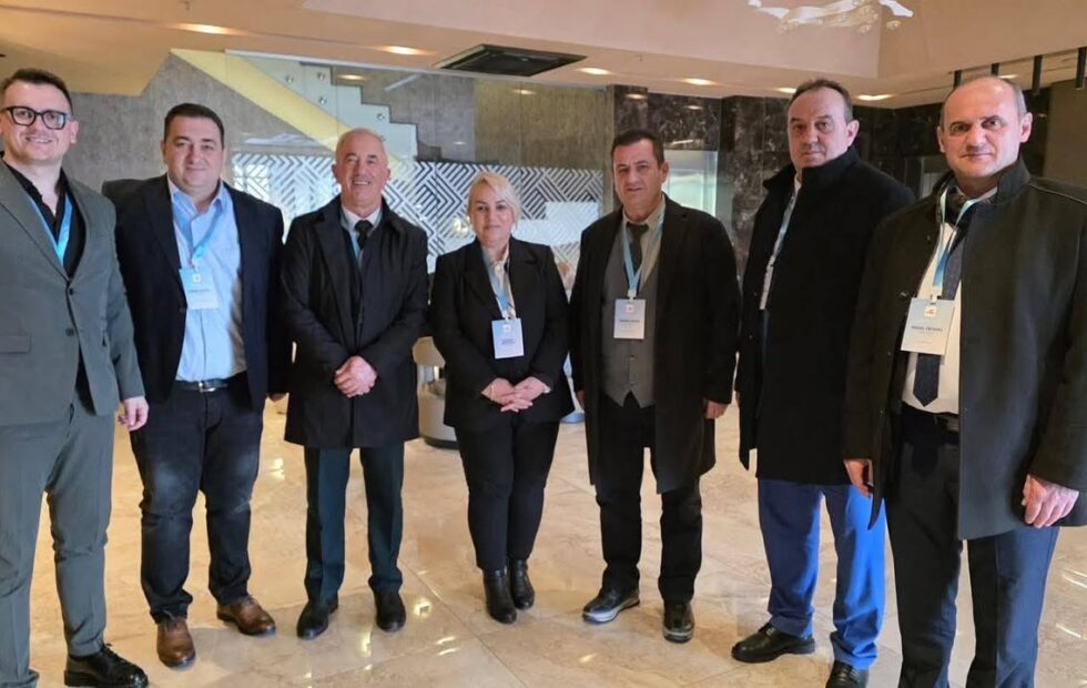 Delegati iz Dragašija objavljuju fotografije iz Skupštine DSK, gde se očekuje da će odlučiti da li da odobre ili ne podnesu ostavku…