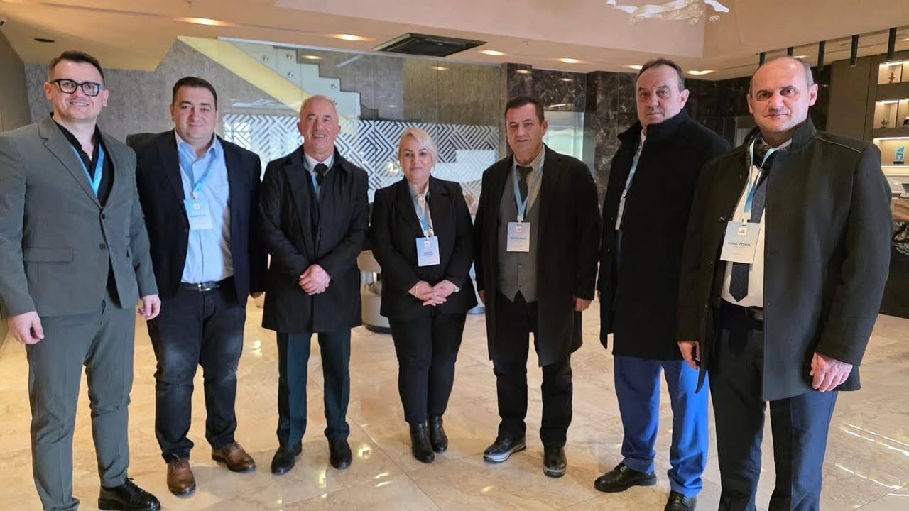 Delegati iz Dragašija objavljuju fotografije iz Skupštine DSK, gde se očekuje da će odlučiti da li da odobre ili ne podnesu ostavku…