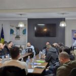 AVOKO organizon tryezë diskutimi për mbështetjen e nxënësve me inteligjencë të jashtëzakonshme në Dragash Në zyrat e …